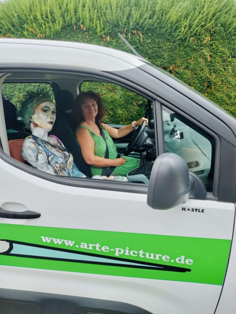 Maggie auf der Fahrt zur Ausstellung