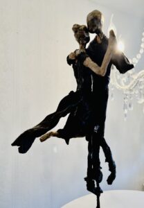 Tanz mit mir, Tanzpaar, Skulptur aus Materialmix, Kleid schwingt, Schwarze Kleidung, Körper gold Bronze Lack
