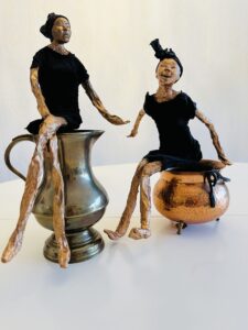 2 Freundinnen, Kleine Figuren, jede ca 20 cm hoch, dekorativ, sich unterhaltend, Gesichter ausgearbeitet, bronzeglitzernd