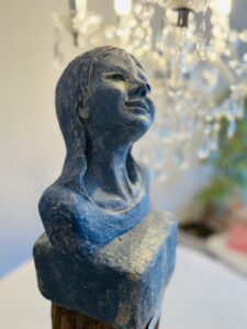 Tonportrait, handgeformter Kopf eines Mädchens, blick nach oben, auf der suche nach dem Universum,