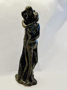 Tonskulptur glasiert, 2 alte Menschen in Umarmung