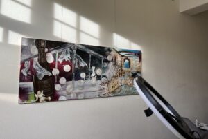 Großes Gemälde mit ziemlicher Weltuntergangsstimmung durch Dunkelheit Sturm, Hoffnungsvoll sieht man 3 Engel dazwischen und einen Blick aus dem Fenster der Hoffnungsvoll ist