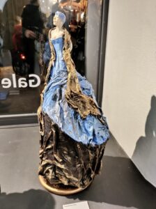 Skulptur Blau und brocefarben, Frau mit Ballkleid. Ton,Stoff Materialmix