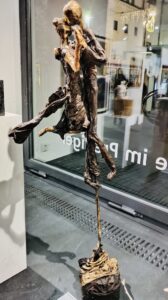 Tanzendes Paar Skulptur aus Lufttrocknendem Ton Stoff und Powerten, Paar auf Sockel mit einer Metallstange verbunden