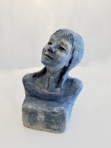 Mädchen Tonskulptur, blau , handgeformt blick nach oben