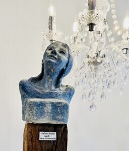 Tonskulptur Mädchen, Blau, auf Holzsockel, blick nach oben, auf der suche nach dem Universum