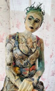 Lebensgroße Figur Materialmix, Stoff, Pappmache Collage. Bilder wie Tates auf der Haut, Kleid mit Gips um den Körper geformt. Wirkt sehr lebendig