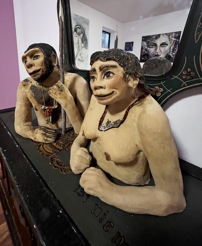 Nenandi und Neandine, ein Paar aus der Steinzeit, handgeformte Keramikskulpturen. Bemalt und mit Schmuck sind sie im Ausdruck unverbesserlich